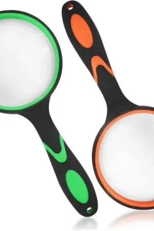 Non Perdere Due lenti di ingrandimento da 65 mm con manico antiscivolo in gomma, 8x ingrandimento, lente di ingrandimento antiscivolo per bambini e anziani per libri scientifici, riviste, insetti, hobby (verde + arancione)